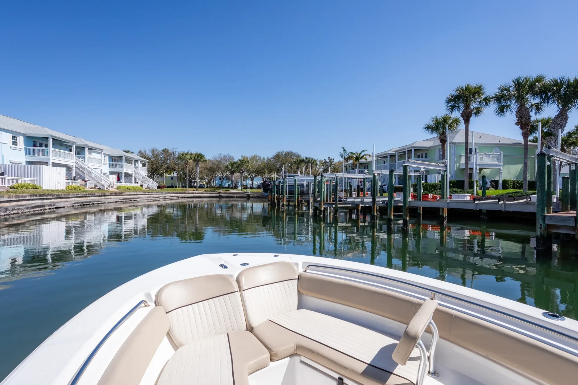 A boat is docked at the dock of a marina.