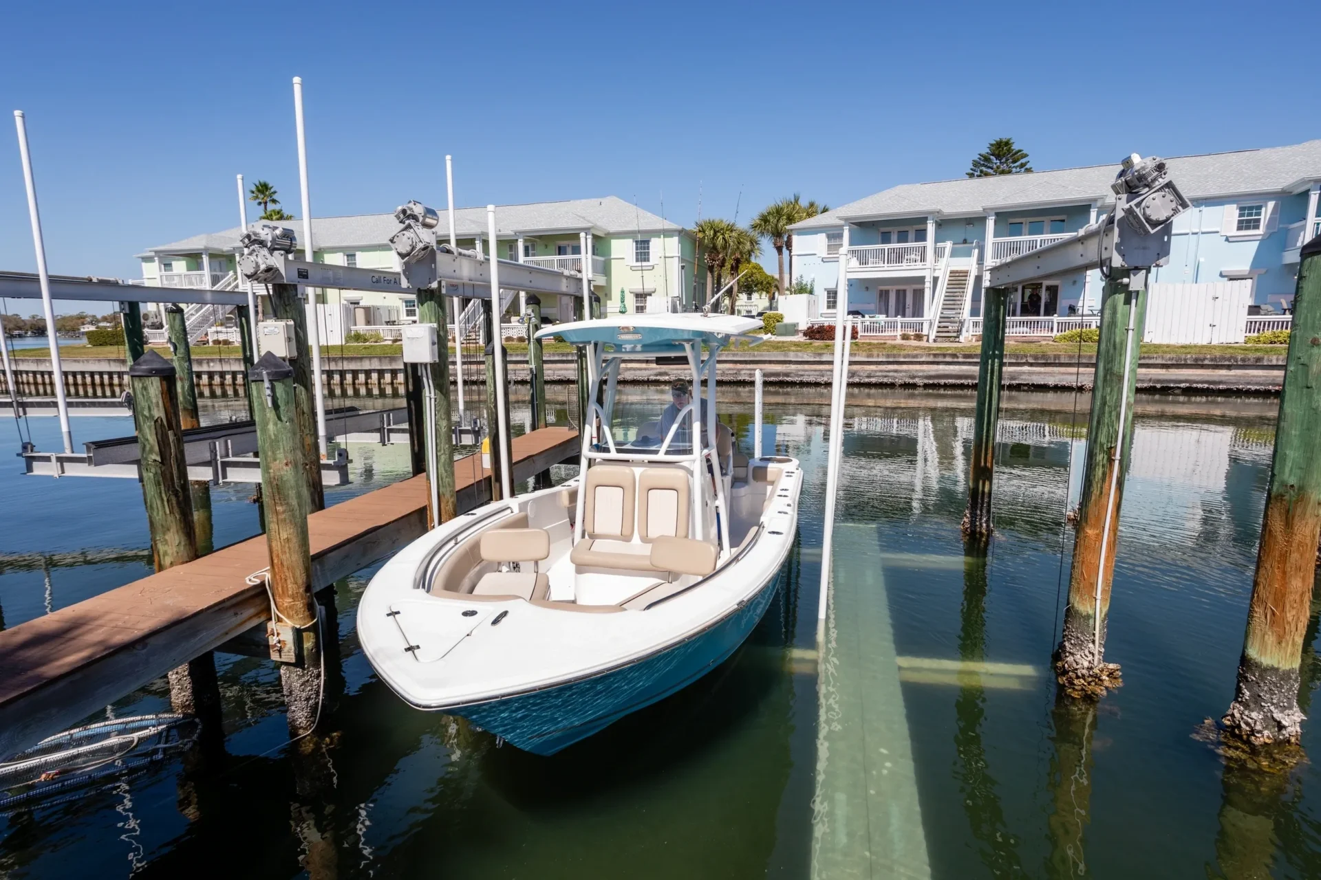 A boat is docked at the dock of a marina.